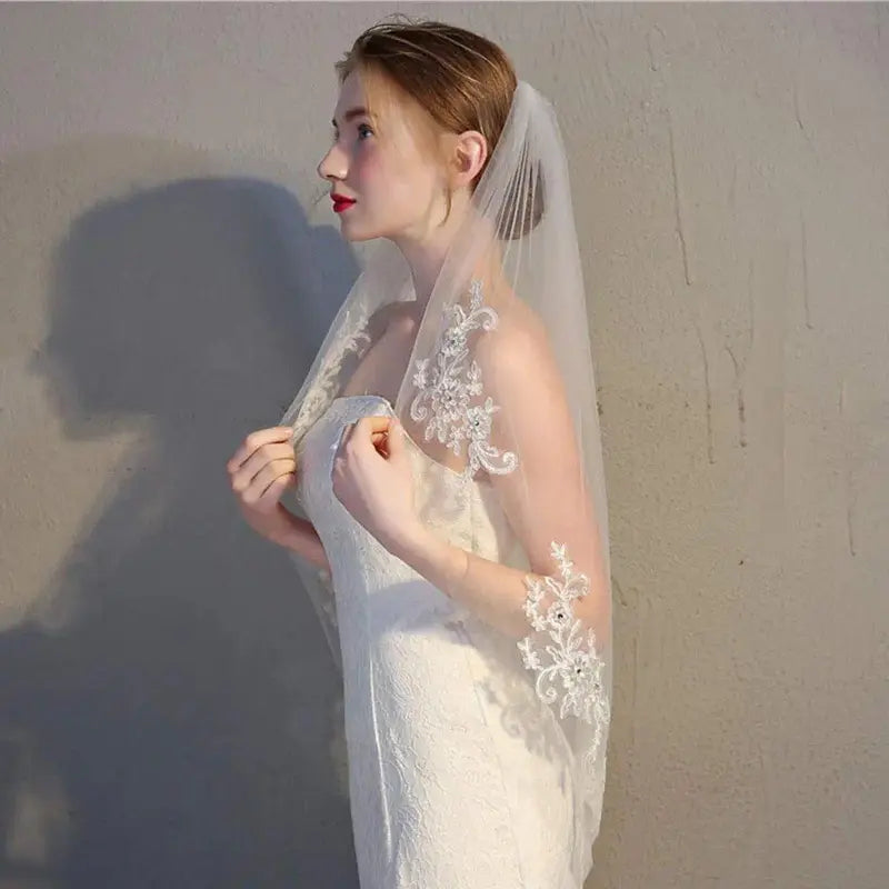 Crystal Bride Wedding Lace Appliqued Bridal Veils 1 Tier Short Hip Length Veil Soft Tulle Hair Accessories for Women