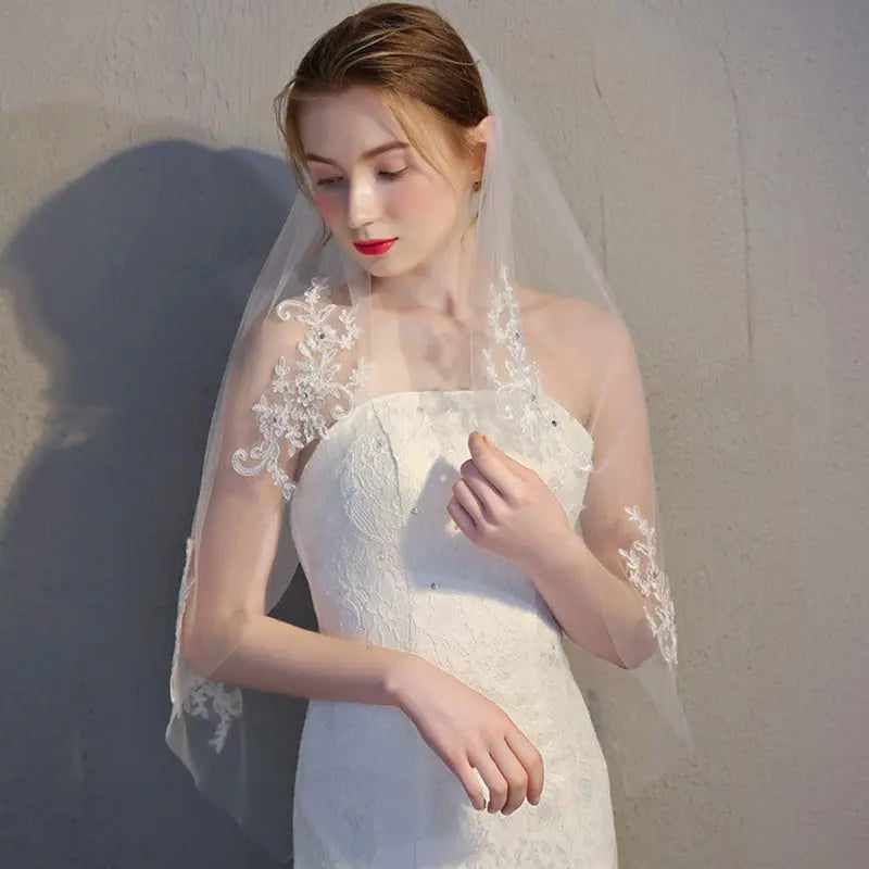 Crystal Bride Wedding Lace Appliqued Bridal Veils 1 Tier Short Hip Length Veil Soft Tulle Hair Accessories for Women