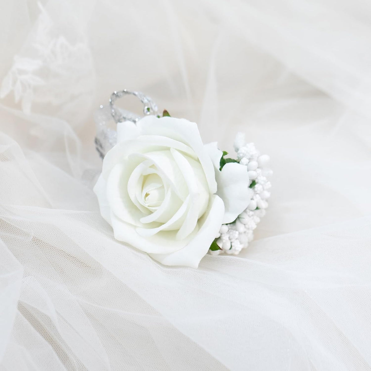 2Pcs White Rose Corsage and Boutonniere Set, Corsage Wristlet Band for Prom Decorations, Artificial Boutonniere for Men Wedding Party Suit Flower Accessories